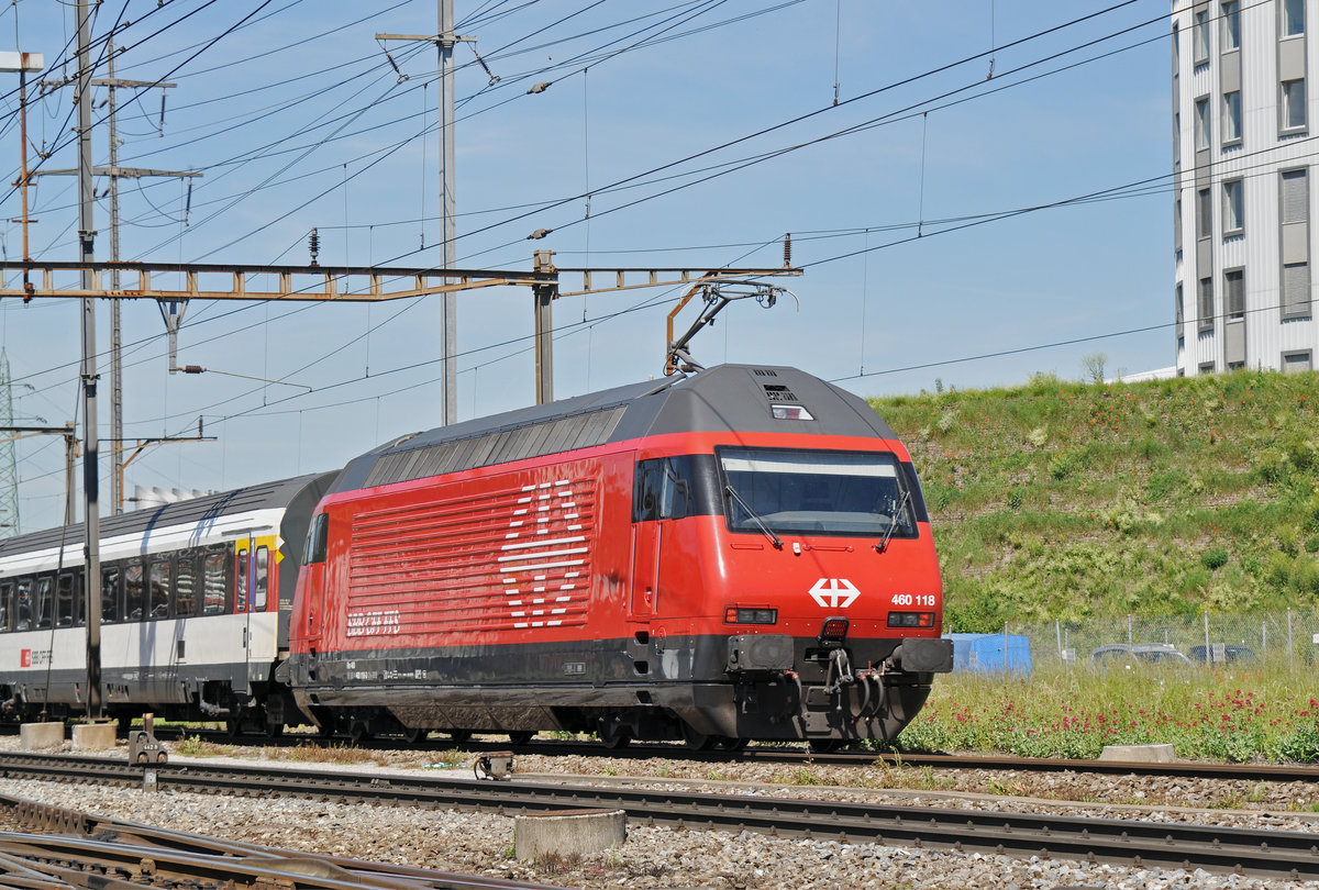 Re 460 118-3 durchfährt den Bahnhof Pratteln. Die Aufnahme stammt vom 22.05.2017.