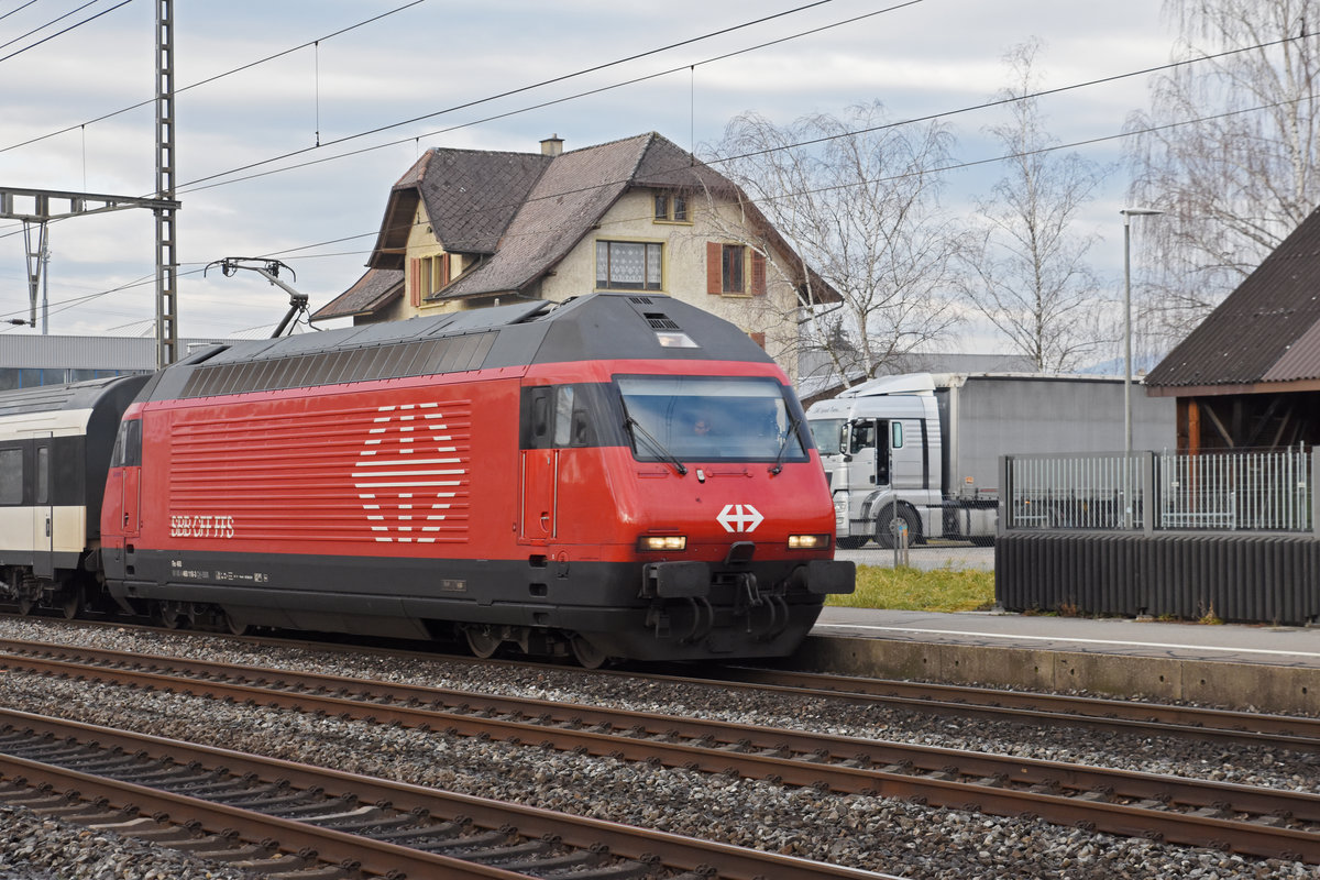 Re 460 118-3 durchfährt den Bahnhof Rupperswil. Die Aufnahme stammt vom 17.01.2020.