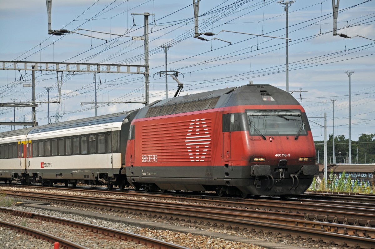 Re 460 118-3 durchfährt den Bahnhof Muttenz. Die Aufnahme stammt vom 22.08.2014.