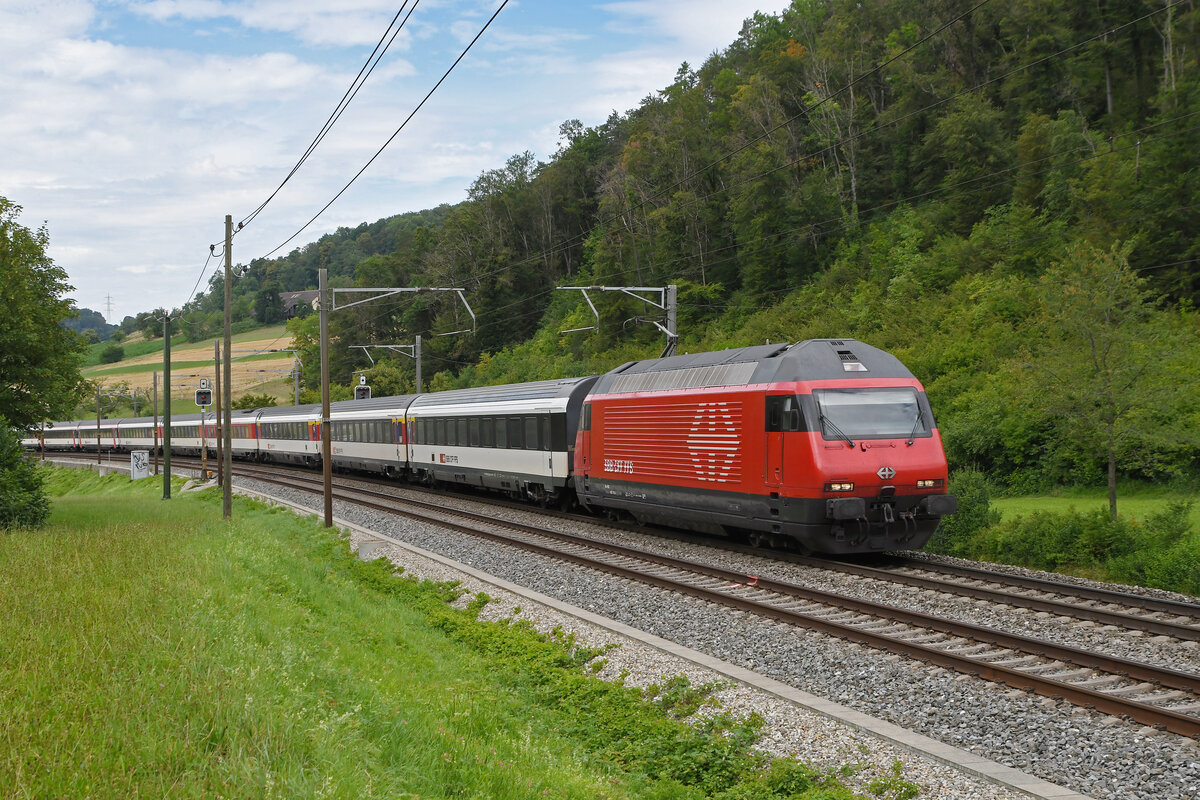 Re 460 118-3 fährt am 27.07.2023 Richtung Bahnhof Tecknau.