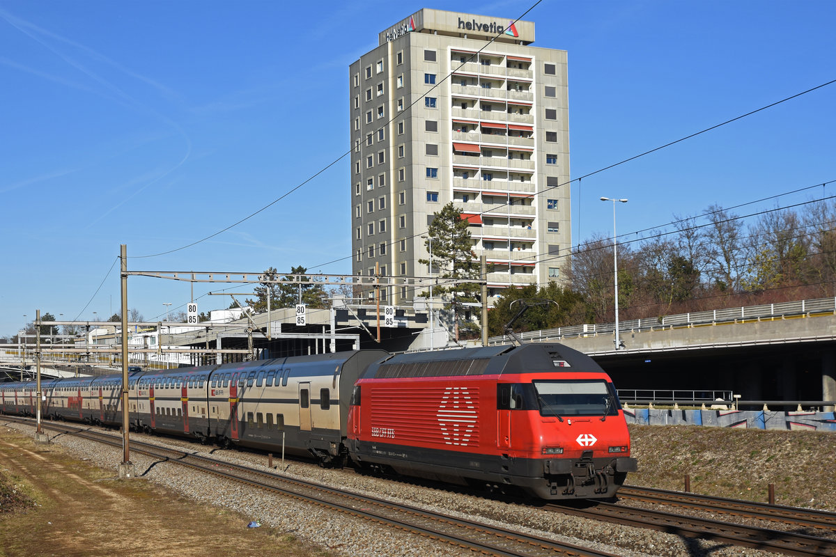 Re 460 118-3 fährt Richtung Bahnhof Muttenz. Die Aufnahme stammt vom 17.02.2019.