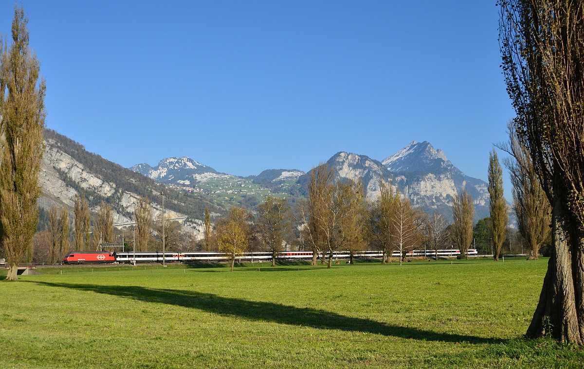 Re 460 Chur-Zürich bei Weesen.
28. Oktober 2014