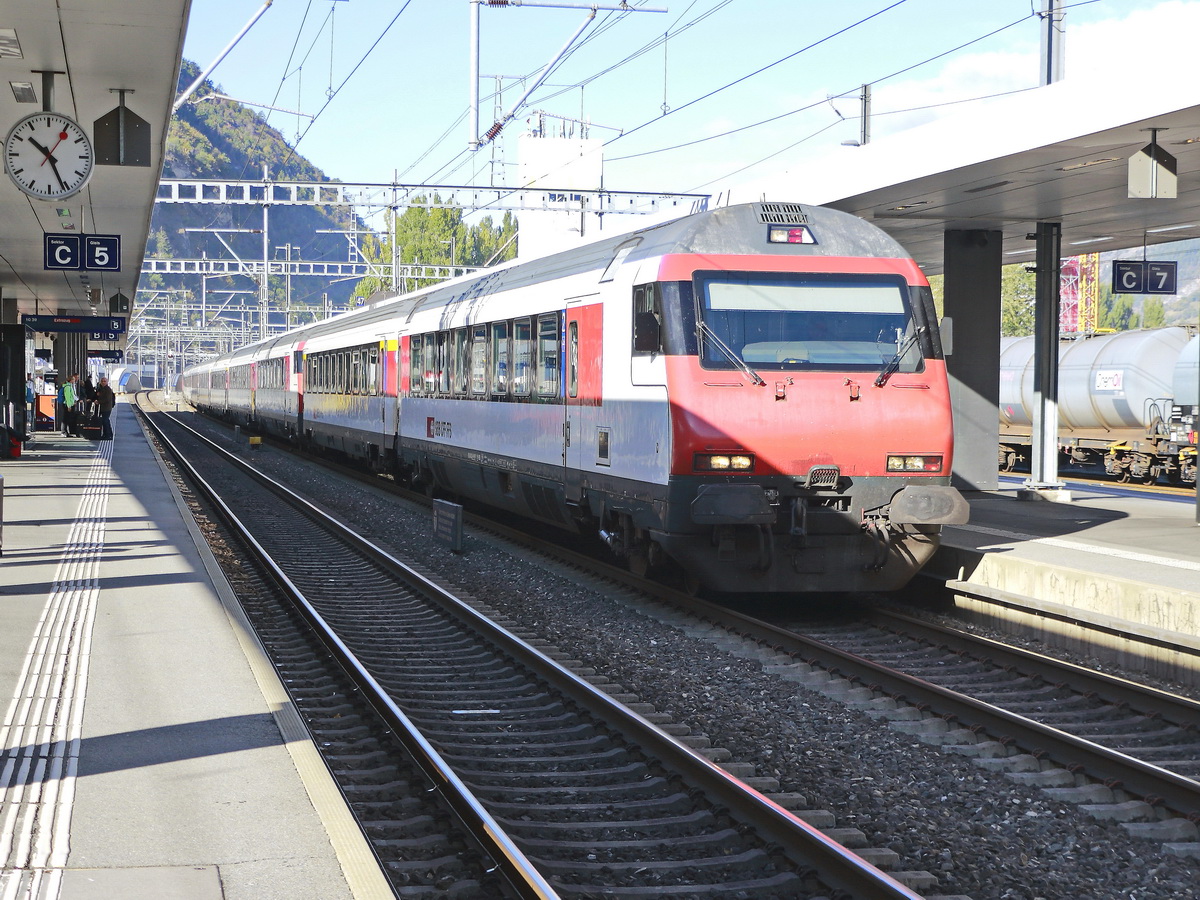 Re 460 durchfährt am 16. Oktober 2019 den Bahnhof Visp. 