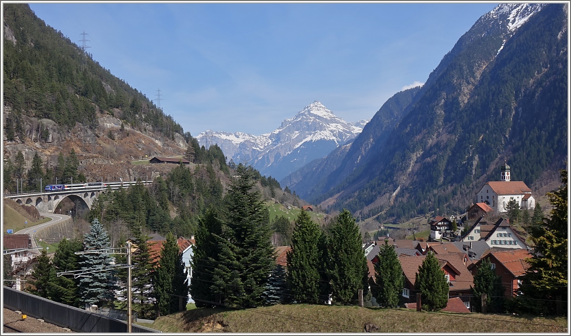 Re 460  RailAway  mit dem Interregio 2776 Locarno-Zürich  Wilhelm Tell Express  auf der Mittleren Meinreuss Brücke in Wassen.
(21.03.2014)