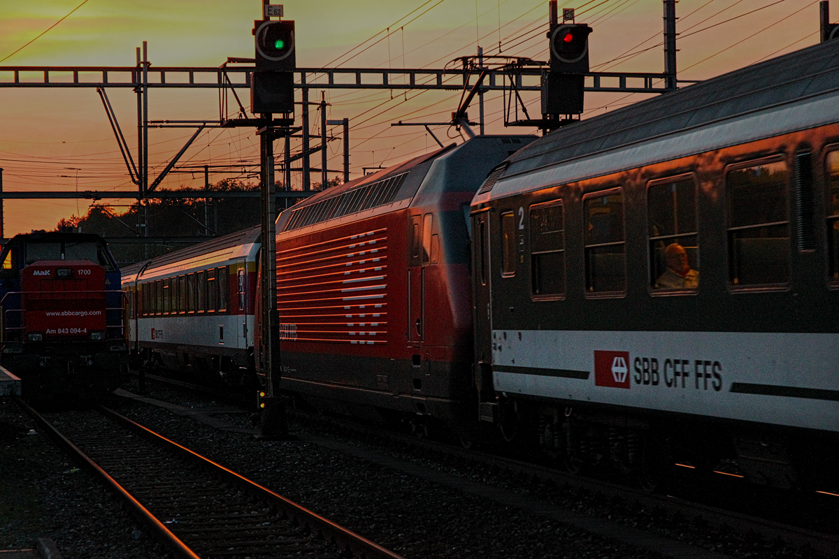 Re 460 xxx schiebt in einem Ic bei Möhlin Richtung Basel.Bild vom 24.10.2014