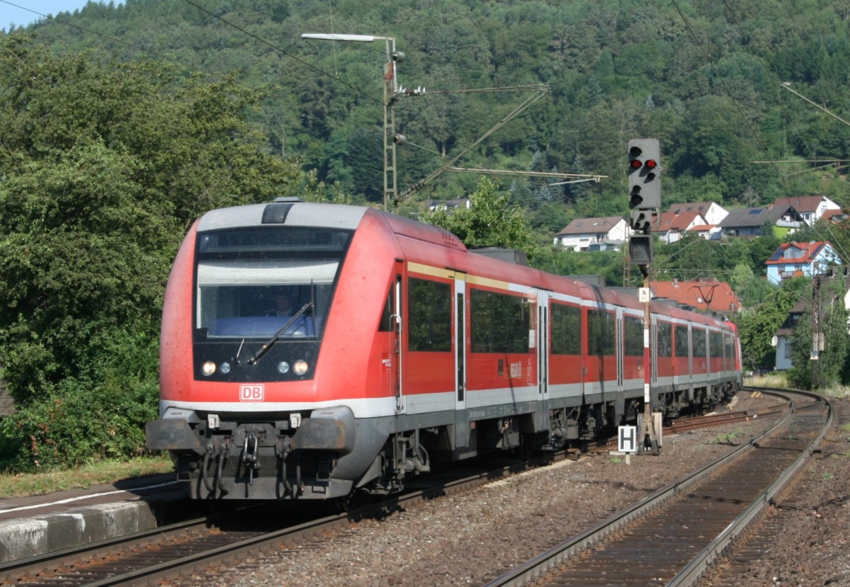 RE 4605 (Frankfurt–Wrzburg) am 18.07.2010 in Langenprozelten (Aufnahme vom Bahnsteigende)