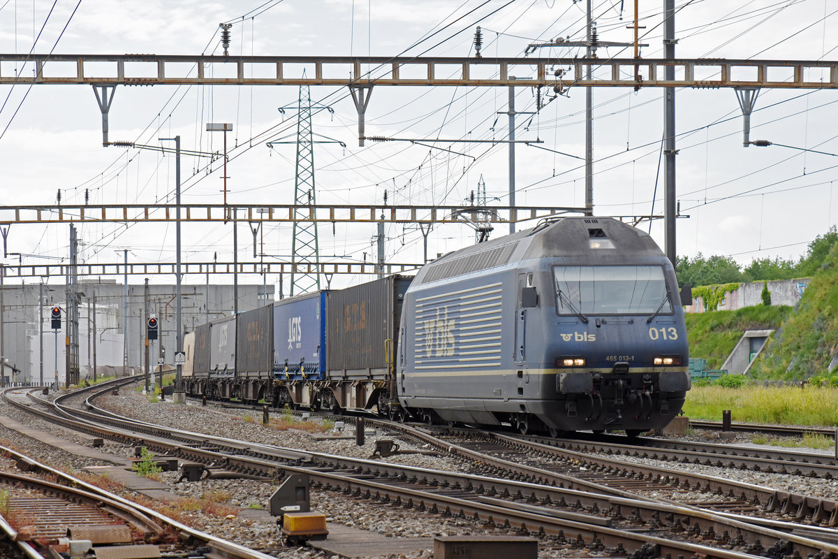 Re 464 013-1 durchfährt den Bahnhof Pratteln. Die Aufnahme stammt vom 31.05.2018.