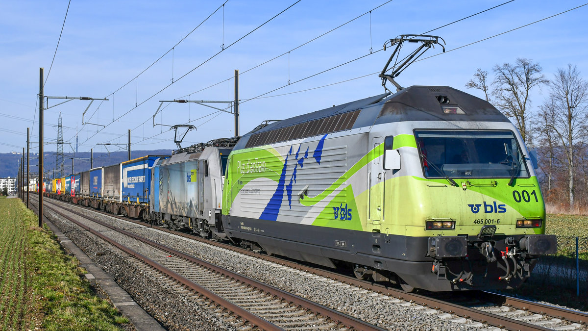 Re 465 001-6 ist zusammen mit 186 103 unterwegs in Richtung Olten, aufgenommen bei Frenkendorf am 20.02.2021.