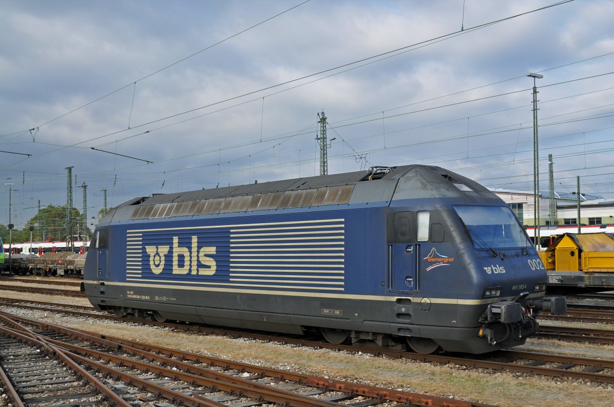 Re 465 002-4 der BLS steht auf einem Abstellgleis am Badischen Bahnhof. Die Aufnahme stammt vom 11.10.2015.