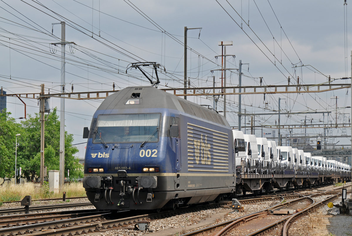 Re 465 002-4 durchfährt den Bahnhof Pratteln. Die Aufnahme stammt vom 24.06.2017.