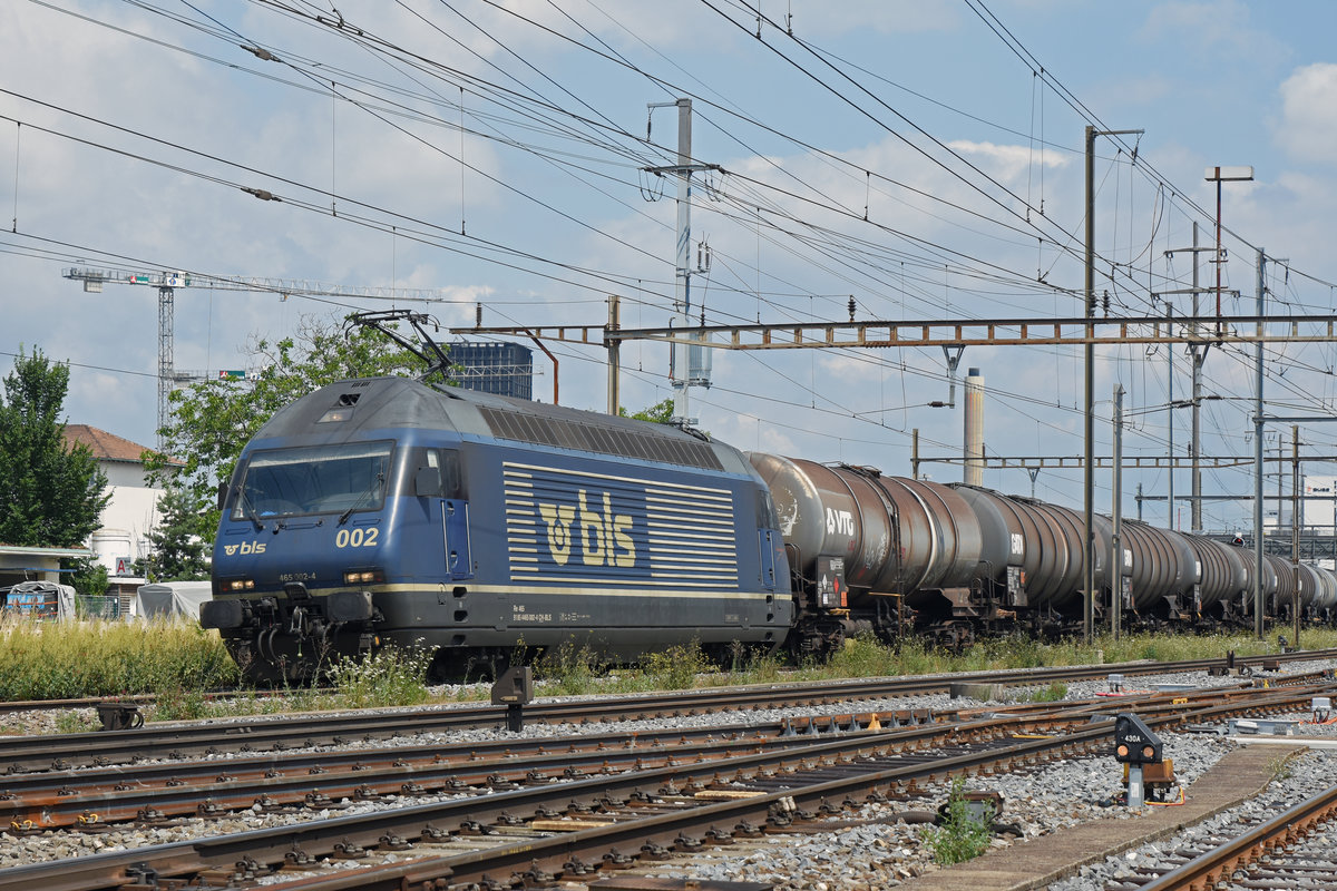 Re 465 002-4 durchfährt den Bahnhof Pratteln. Die Aufnahme stammt vom 15.07.2019.