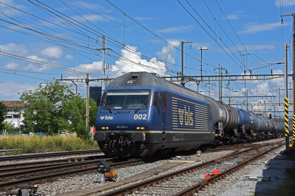 Re 465 002-4 durchfährt den Bahnhof Pratteln. Die Aufnahme stammt vom 09.07.2021.