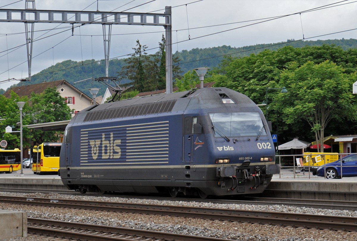 Re 465 002-4 durchfährt den Bahnhof Sissach. Die Aufnahme stammt vom 22.06.2015.