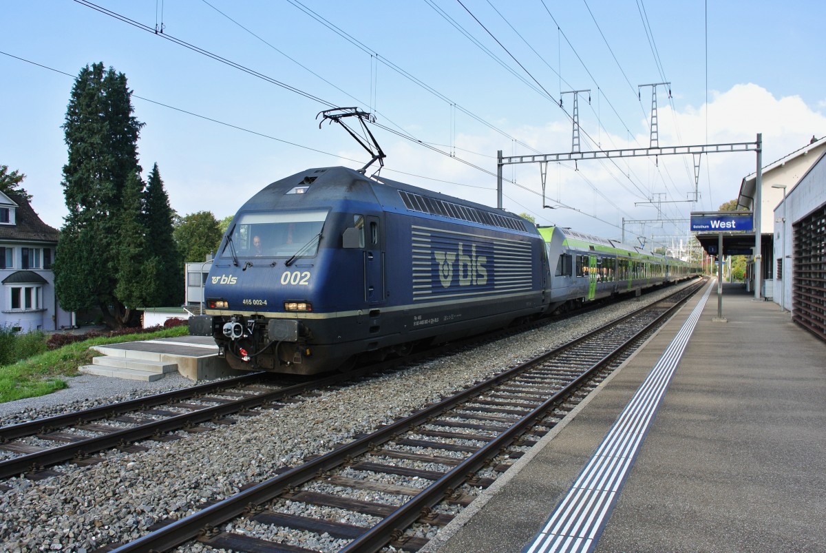 Re 465 002-4 mit 4 Ltschbergern (RABe 535 115+121+104+117) als Messzug (Bgelmessfahrt) bei Durchfahrt in Solothurn West, 02.10.2014.