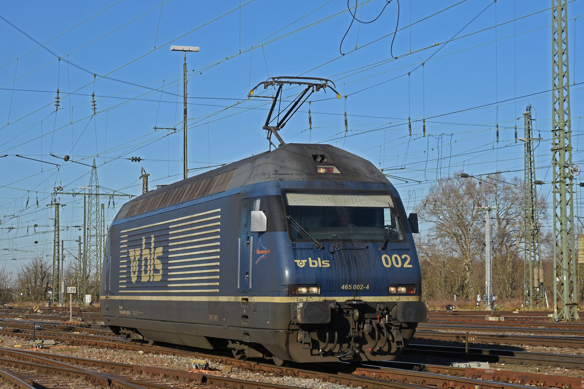 Re 465 002-4 wird in der Abstellanlage beim badischen Bahnhof abgestellt. Die Aufnahme stammt vom 16.11.2019.