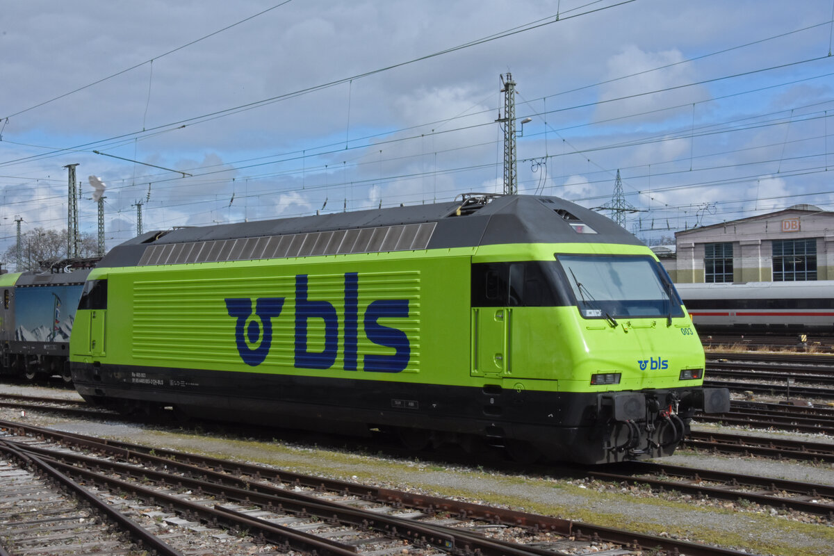 Re 465 003-2 steht am 20.03.2023 in der Abstellanlage beim badischen Bahnhof.
