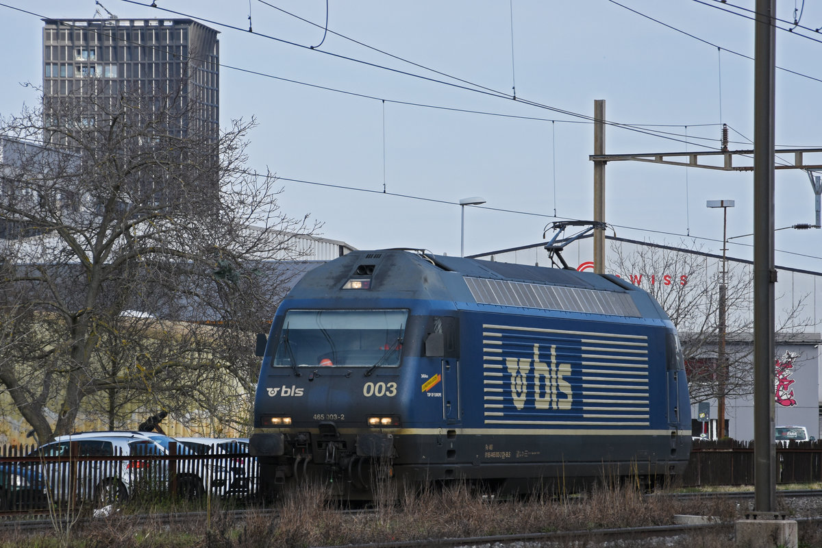 Re 465 003-2 wird nach der Ankunft beim Bahnhof Pratteln in der Abstellanlage abgestellt. Die Aufnahme stammt vom 25.03.2021.
