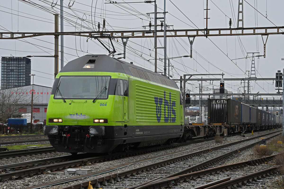 Re 465 004-0 der BLS durchfährt am 17.01.2023 den Bahnhof Pratteln.