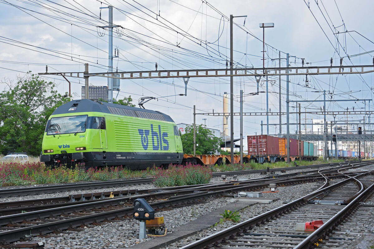 Re 465 004-0 der BLS durchfährt am 08.06.2023 den Bahnhof Pratteln.