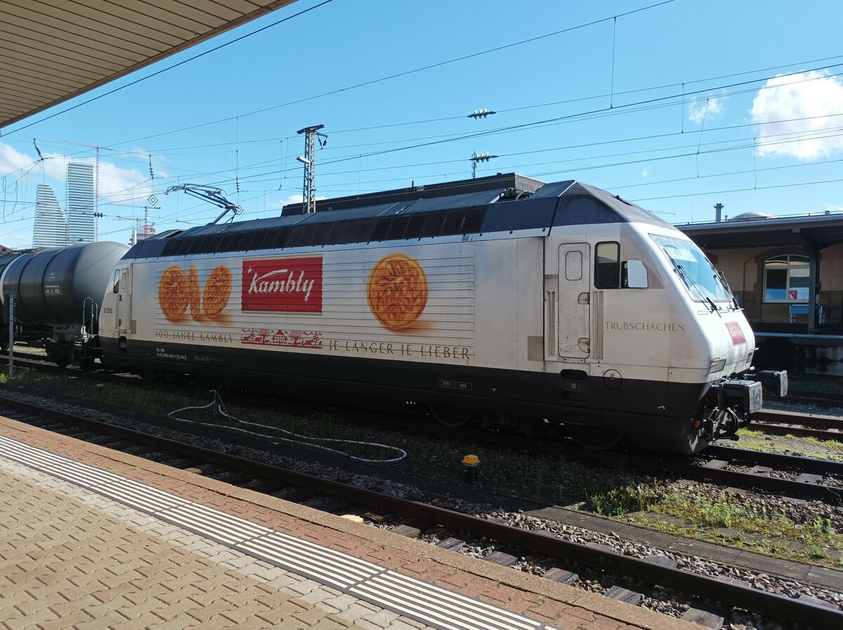 Re 465 004 hatte am 29.6.21 einen Kesselwagenzug Richtung Weil am Rhein am Haken hier bei der Durchfahrt in Basel Badischer Bahnhof 