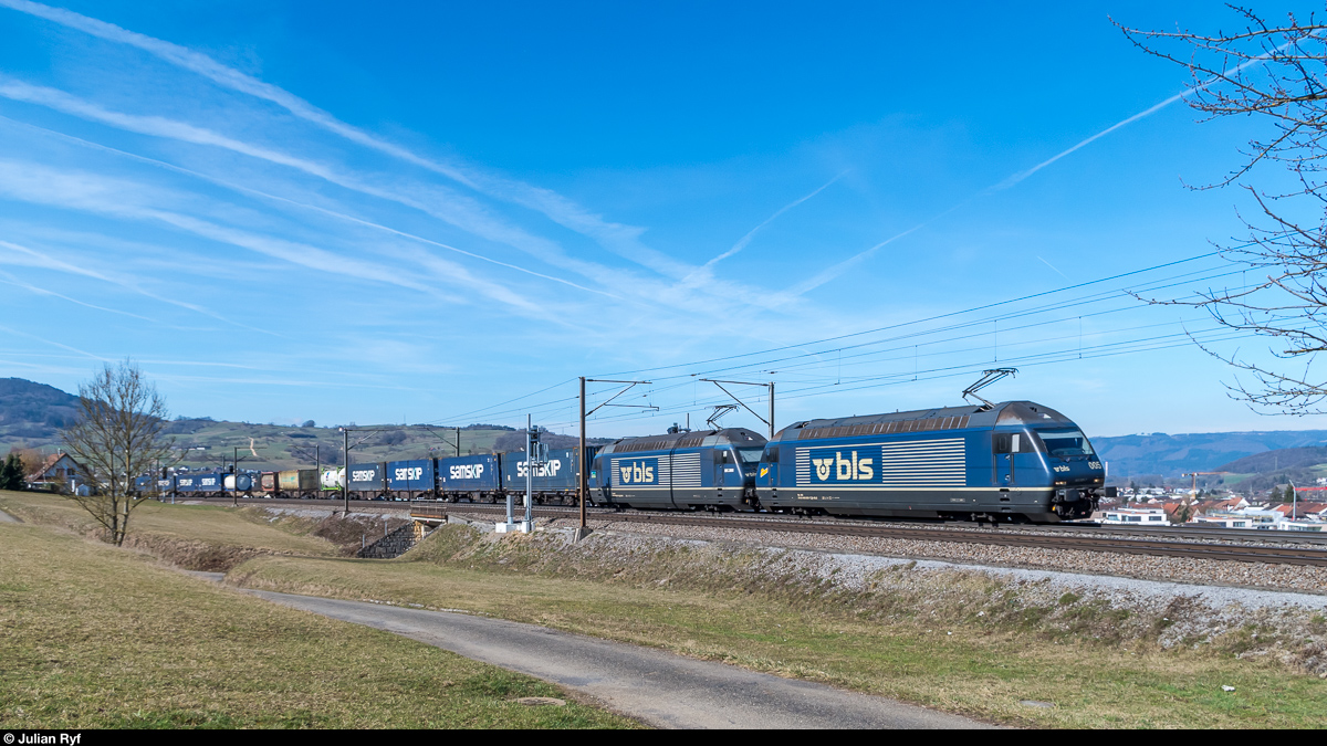 Re 465 005 und 011 fahren am 25. Februar 2017 mit einem UKV-Zug bei Frick in Richtung Süden. Der Zug gelangt über Lötschberg - Simplon nach Italien und wurde wegen der Hauenstein-Sperre über den Bözberg umgeleitet.