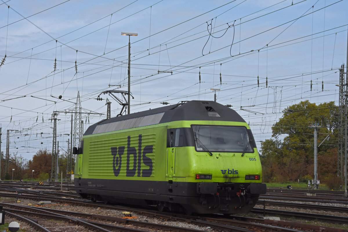 Re 465 005-7 der BLS verlässt am 06.10.2022 die Abstellanlage beim badischen Bahnhof.