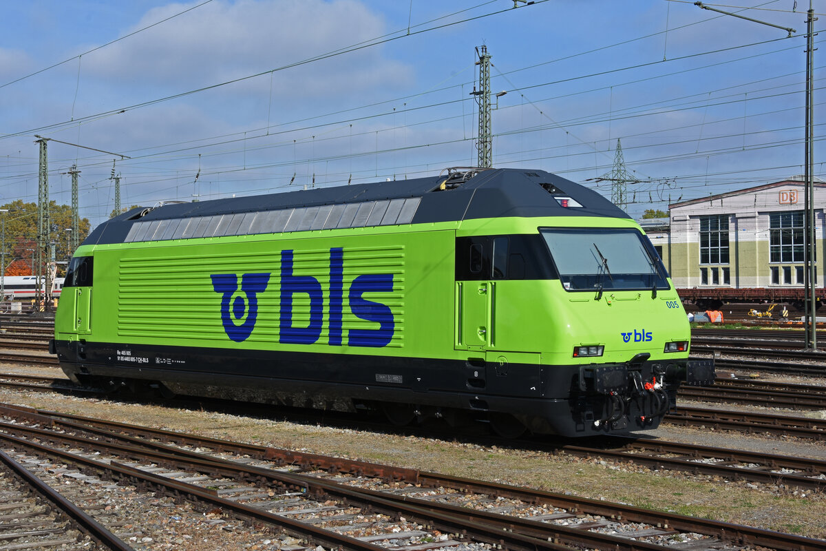 Re 465 005-7 steht in der Abstellanlage beim badischen Bahnhof. Die Aufnahme stammt vom 27.10.2021.