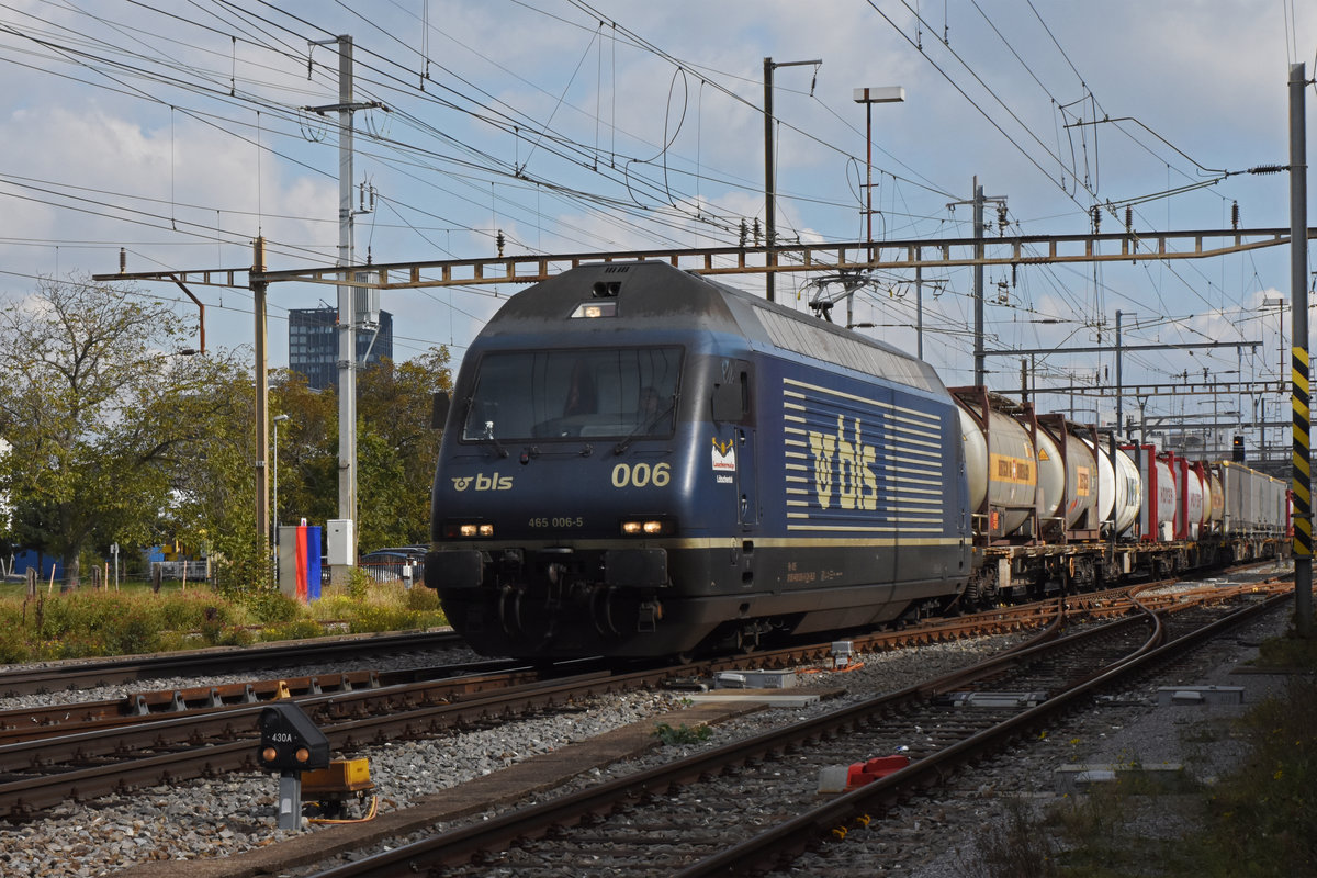 Re 465 006-5 der BLS durchfährt den Bahnhof Pratteln. Die Aufnahme stammt vom 14.10.2020.