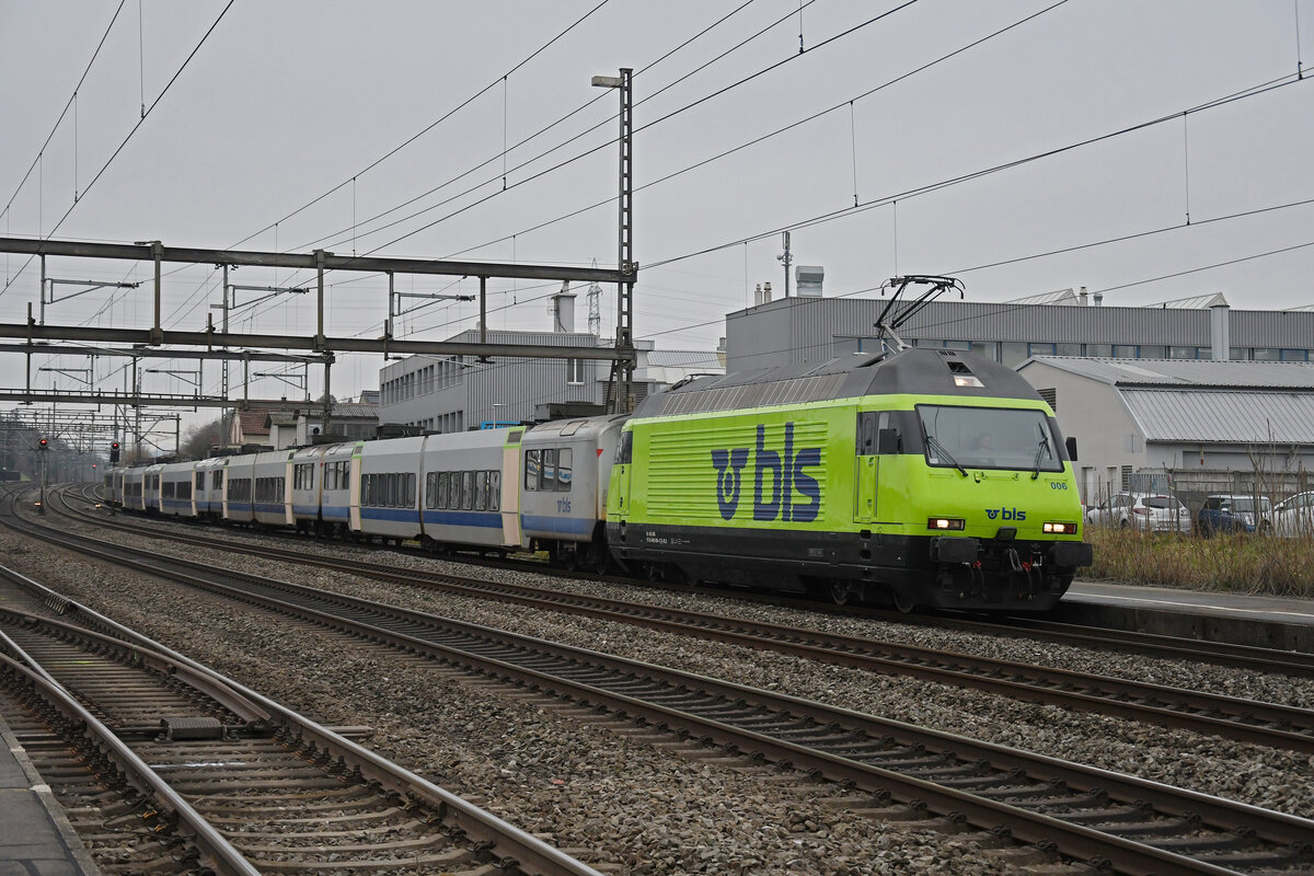 Re 465 006-5 der BLS durchfährt am 26.01.2023 mit Abbruch Wagen den Bahnhof Rupperswil.