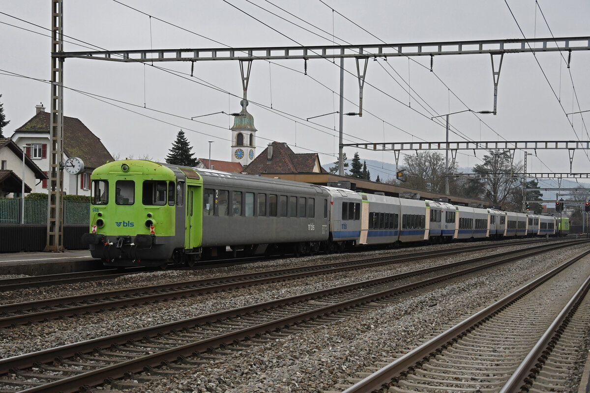 Re 465 006-5 der BLS durchfährt am 26.01.2023 mit Abbruch Wagen den Bahnhof Rupperswil. Am Schluss folgt noch der BDt 50 85 80-35 948-9.