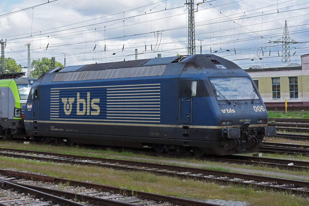 Re 465 006-5 der BLS steht in der Abstellanlage beim badischen Bahnhof. Die Aufnahme stammt vom 18.08.2021.