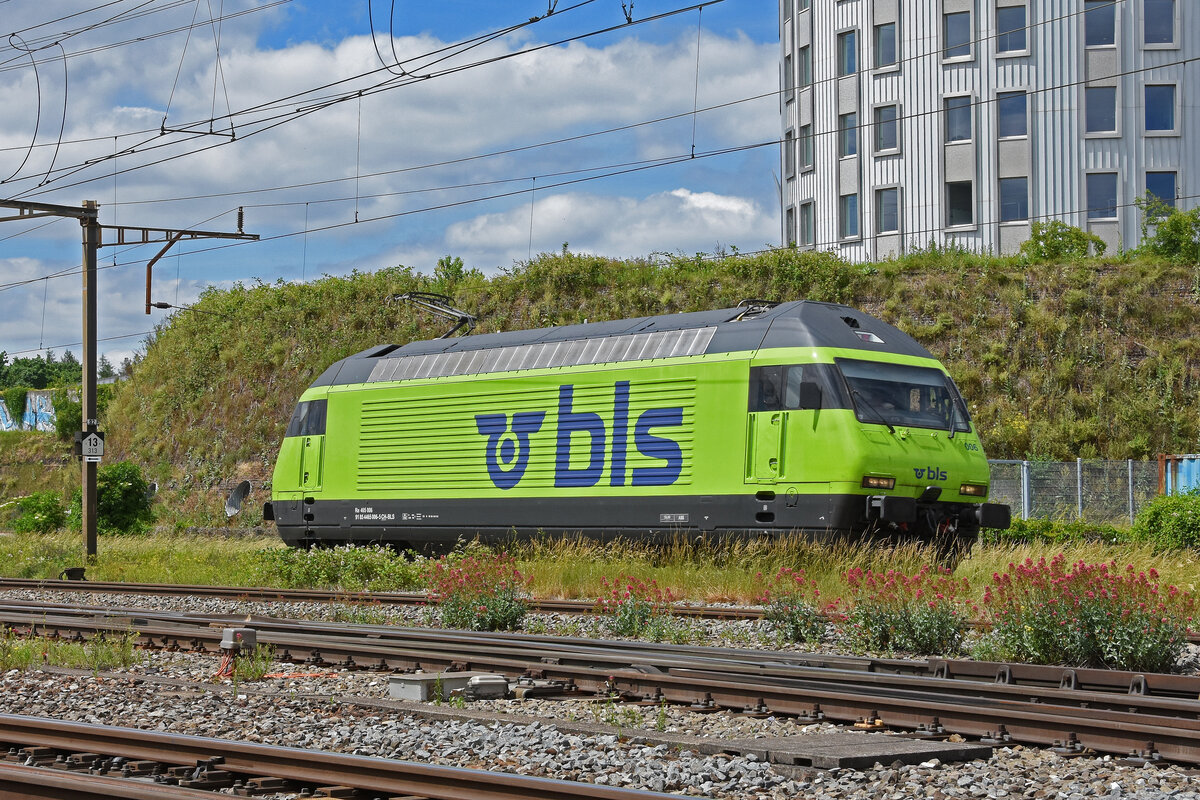 Re 465 006-5 verlässt die Abstellanlage beim Bahnhof Pratteln. Die Aufnahme stammt vom 27.05.2022.