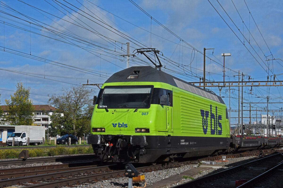 Re 465 007-3 der BLS durchfährt den Bahnhof Pratteln. Die Aufnahme stammt vom 03.10.2022.