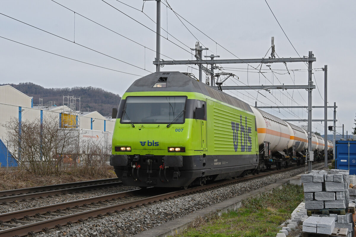 Re 465 007-3 der BLS fährt am 26.02.2024 Richtung Bahnhof Lausen.