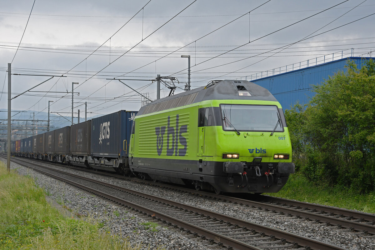 Re 465 007-3 der BLS fährt am 03.06.2024 Richtung Station Itingen.
