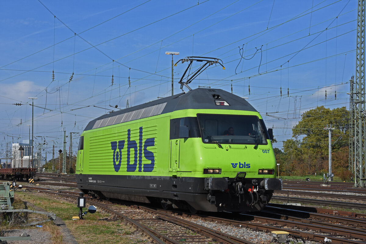 Re 465 007-3 der BLS wird am 07.10.2022 in der Abstellanlage beim badischen Bahnhof abgestellt.