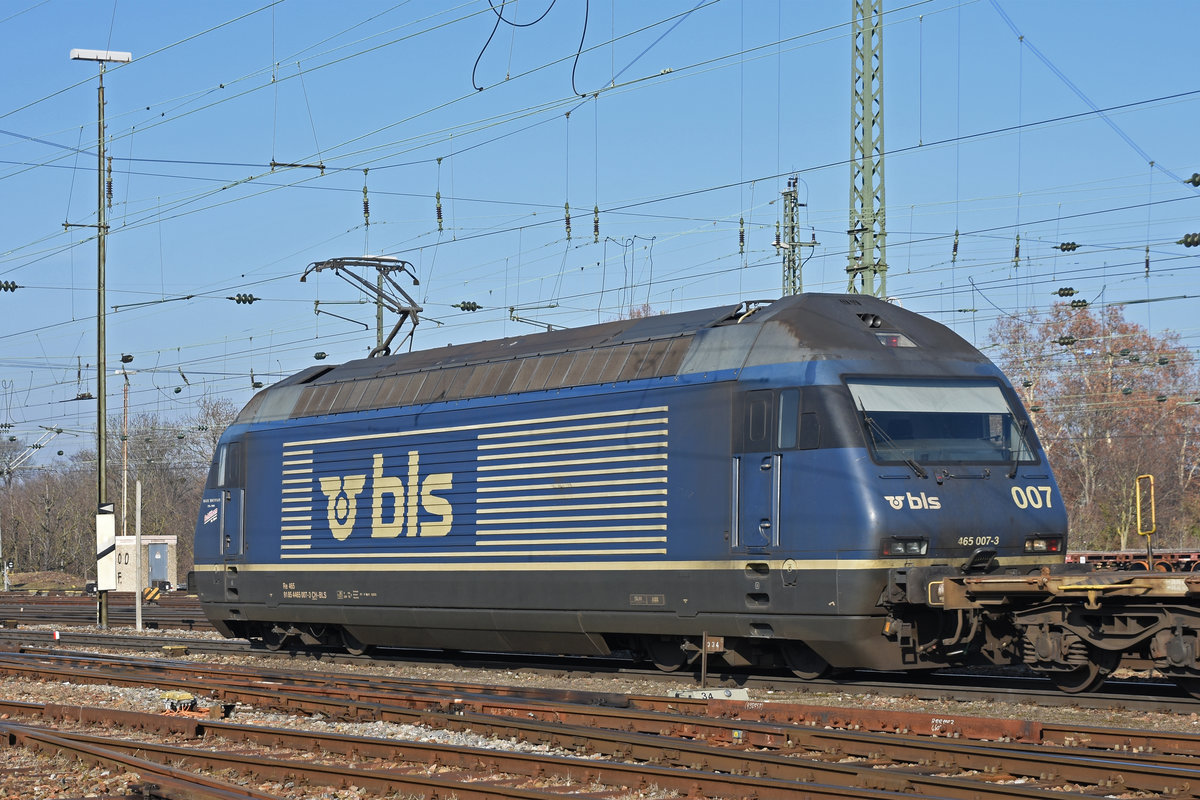 Re 465 007-3 durchfährt den badischen Bahnhof. Die Aufnahme stammt vom 05.02.2019.