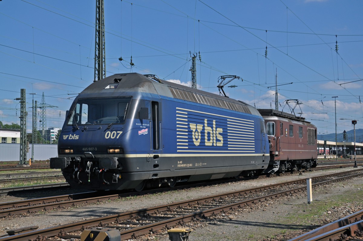 Re 465 007-3 zusammen mit der Re 425 171 am Badischen Bahnhof. Die Aufnahme stammt vom 15.07.2014.