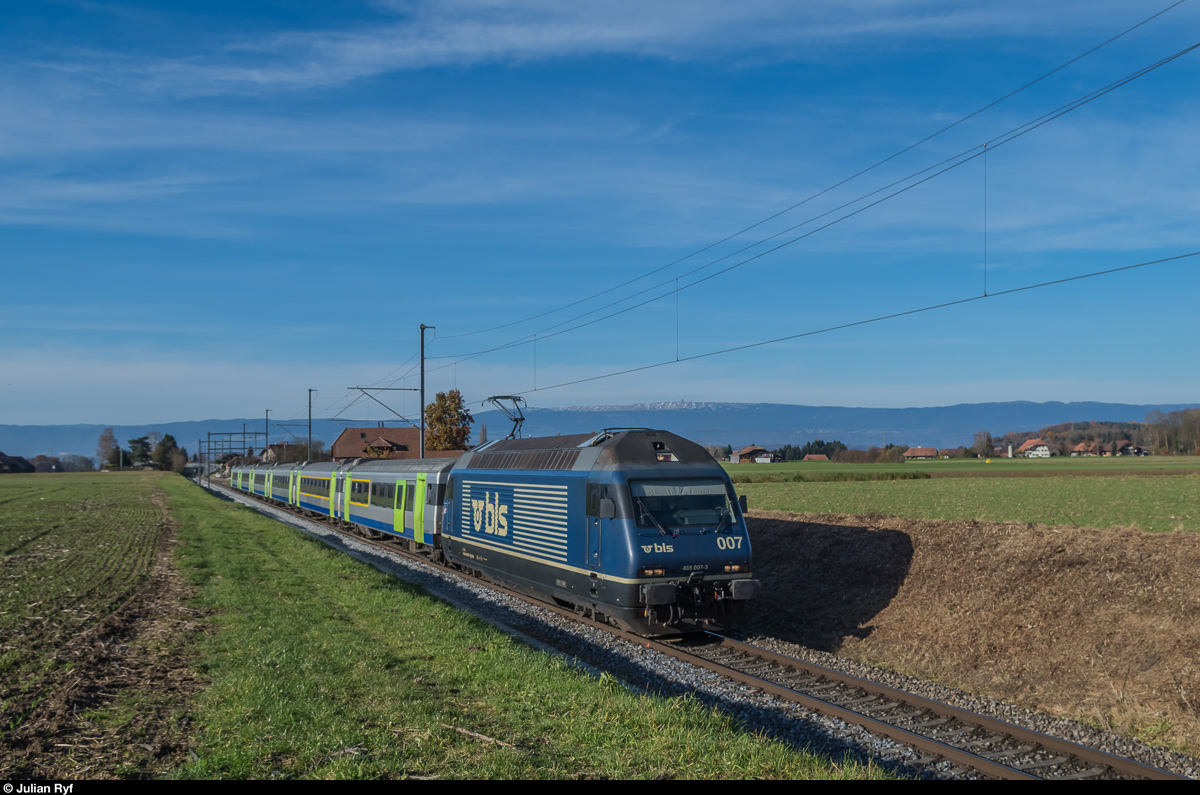 Re 465 007  Schilthorn  zieht am 20. November 2016 einen RE Neuchâtel - Bern durch Ferenbalm-Gurbrü. Im Hintergrund ist der Chasseral zu sehen.
