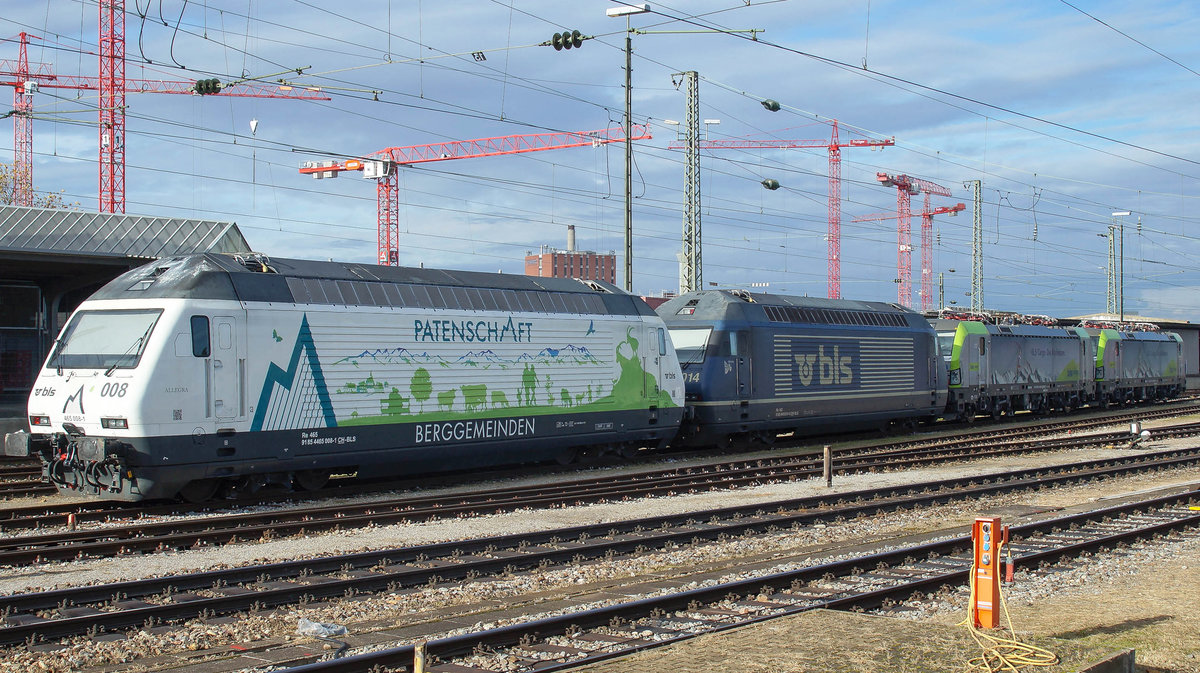 Re 465 008-1 Allegra was soviel wie  Gruss  heisst stand mit der 465 014-6 und den beiden 475 412-3 / 408-1 der BLS im Badischen Bahnhof.
Basel am 24.11.17