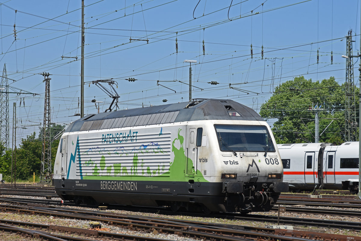 Re 465 008-1 der BLS durchfährt solo den badischen Bahnhof. Die Aufnahme stammt vom 18.05.2020.