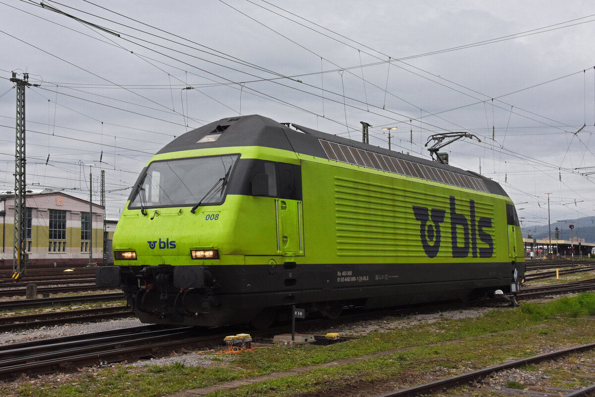 Re 465 008-1 der BLS verlässt am 08.10.2022 die Abstellanlage beim badischen Bahnhof.