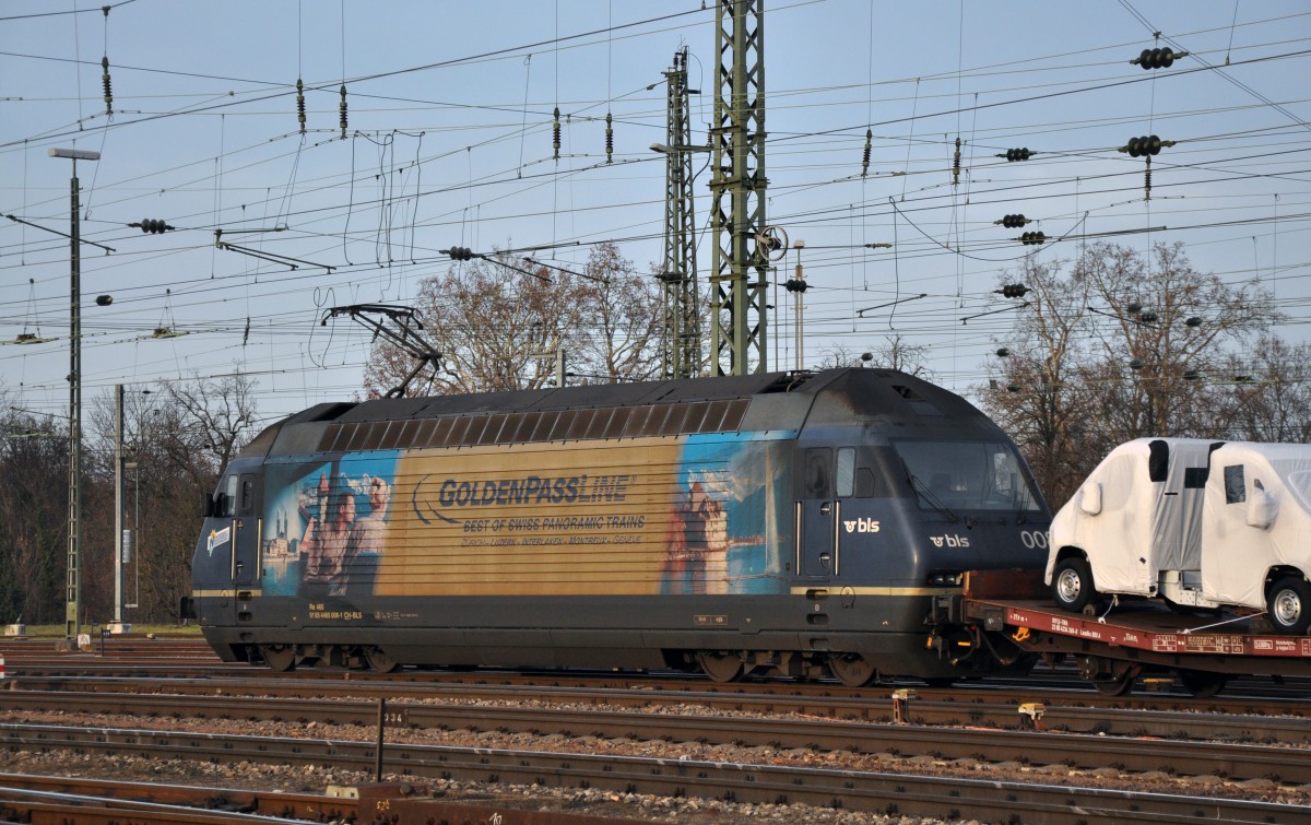 Re 465 008-1 und der Golden Passline Werbung fährt aus dem Badischen Bahnhof in Basel. Die Aufnahme stammt vom 21.12.2013.