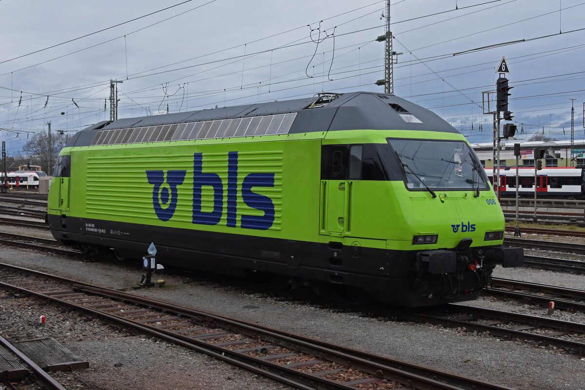 Re 465 008-1 steht in der Abstellanlage beim badischen Bahnhof. Die Aufnahme stammt vom 06.02.2022.