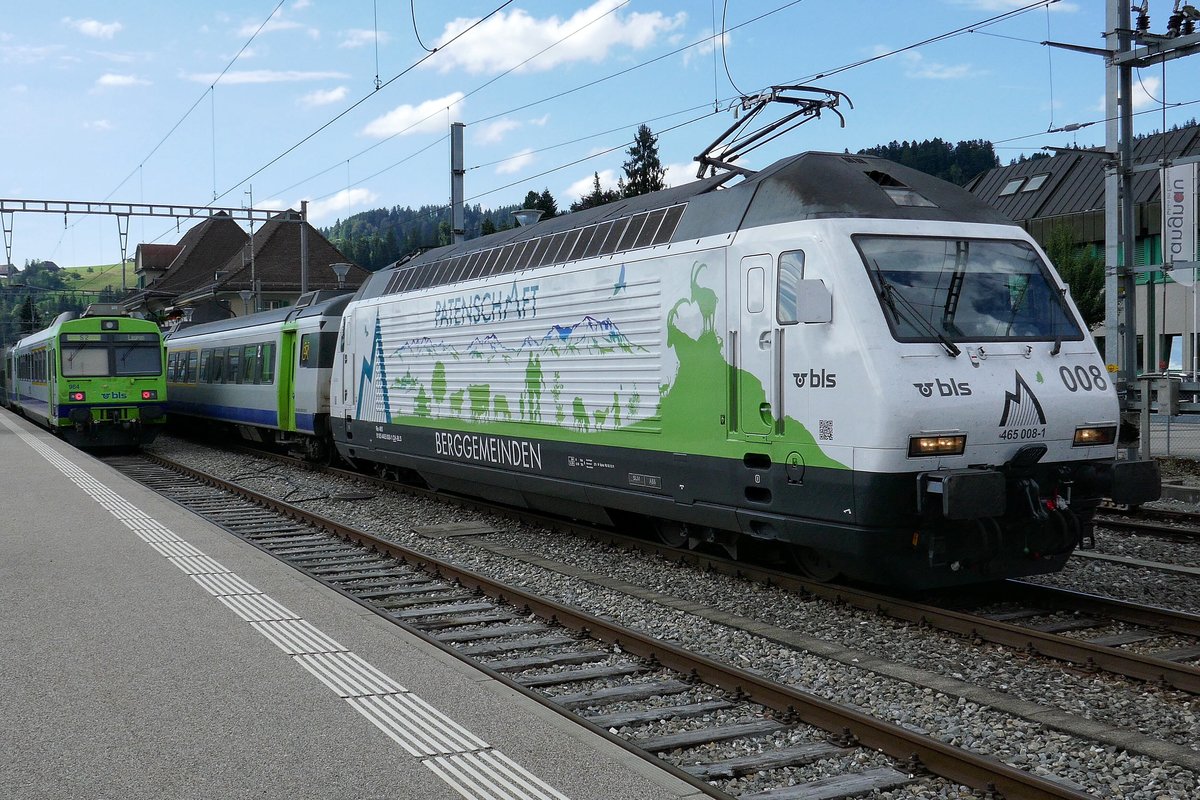 Re 465 008 mit der neuen Werbung für Patenschaft der Berggemeinden, mit dem EWIII Pendel nach Luzern.
Am 1.8.16 bei der Ausfahrt in Langnau.