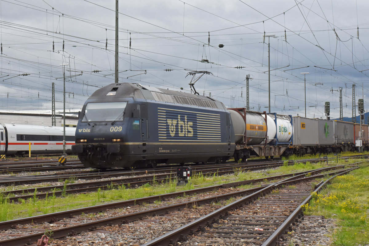Re 465 009-9 der BLS durchfährt den badischen Bahnhof. Die Aufnahme stammt vom 02.07.2020.