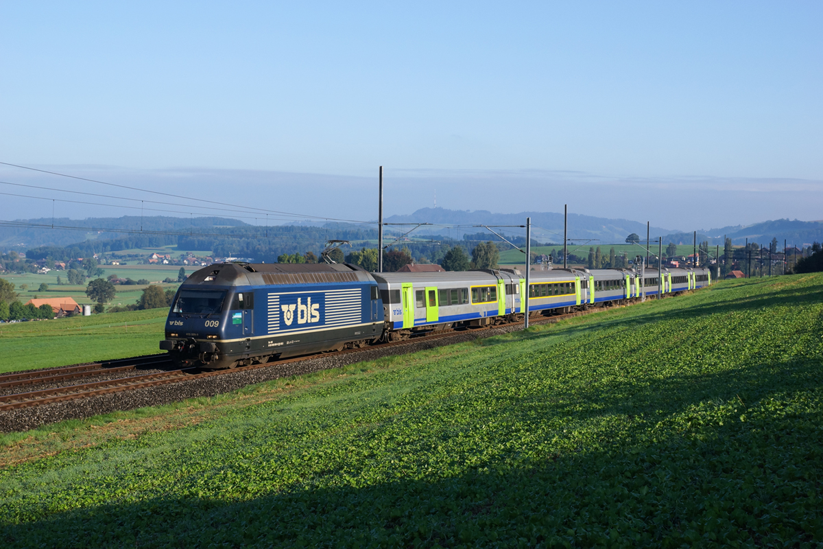 Re 465 009-9 nähert sich am 14.09.2014 mit dem RE 3311 Tägertschi.