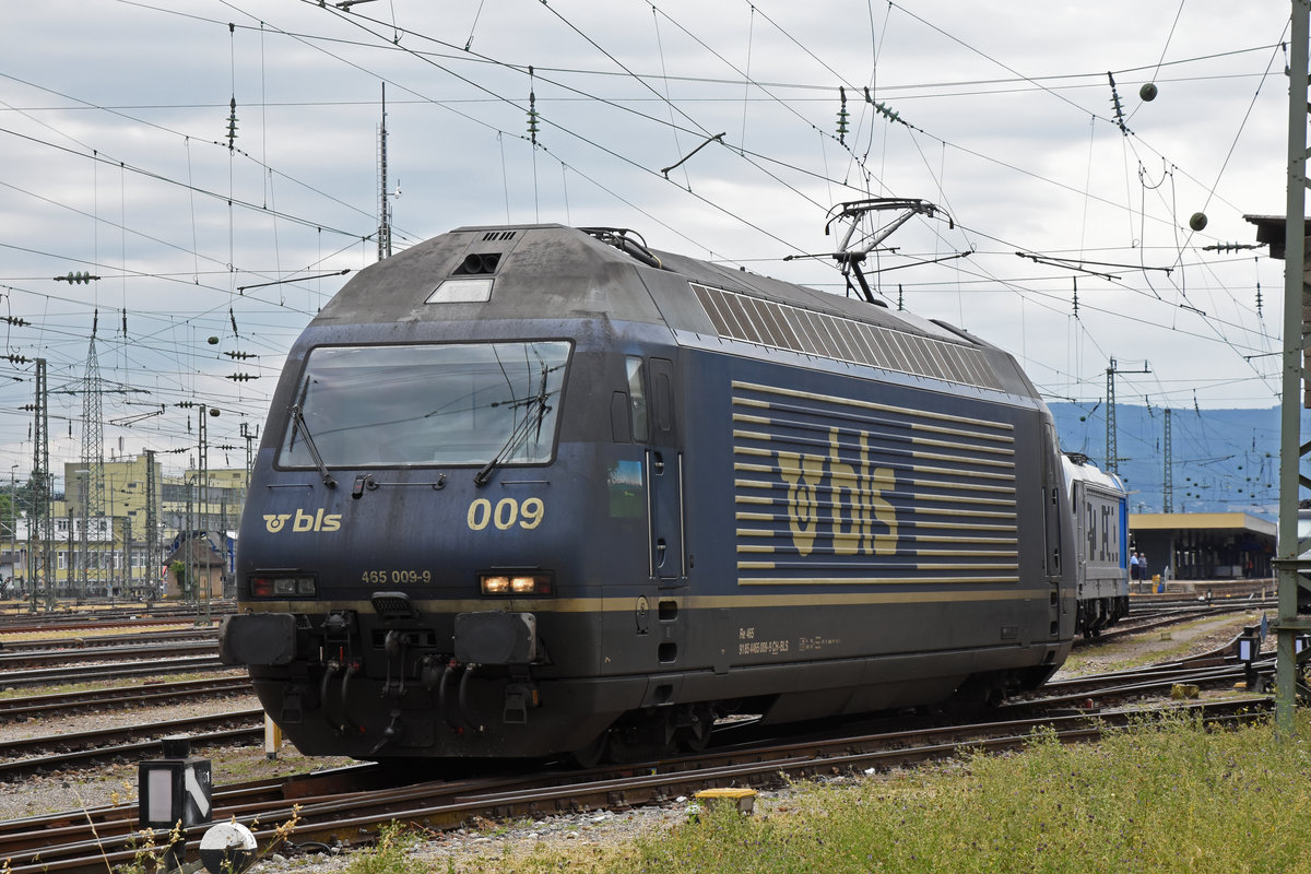 Re 465 009-9 wird in der Abstellanlage beim badischen Bahnhof abgestellt. Die Aufnahme stammt vom 12.07.2019.