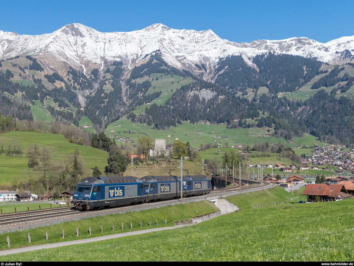 Re 465 009  Napf , 010  Mont Vully  und 002  Gornergrat  fahren am 22. April 2017 als Lokzug bei Frutigen über die Lötschberg-Bergstrecke in Richtung Domodossola.