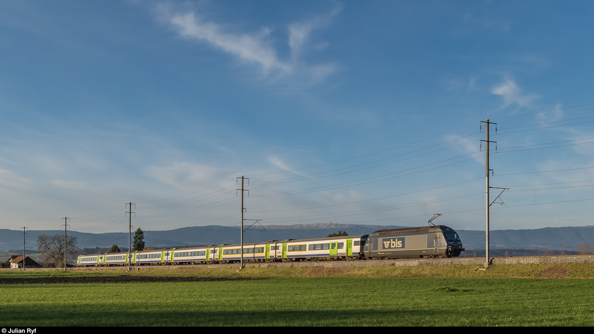 Re 465 009  Napf  durchquert am 20. November 2016 mit einem RE Neuchâtel - Bern bei Kerzers das Grosse Moos. Im Hintergrund ist der Chasseral zu sehen.